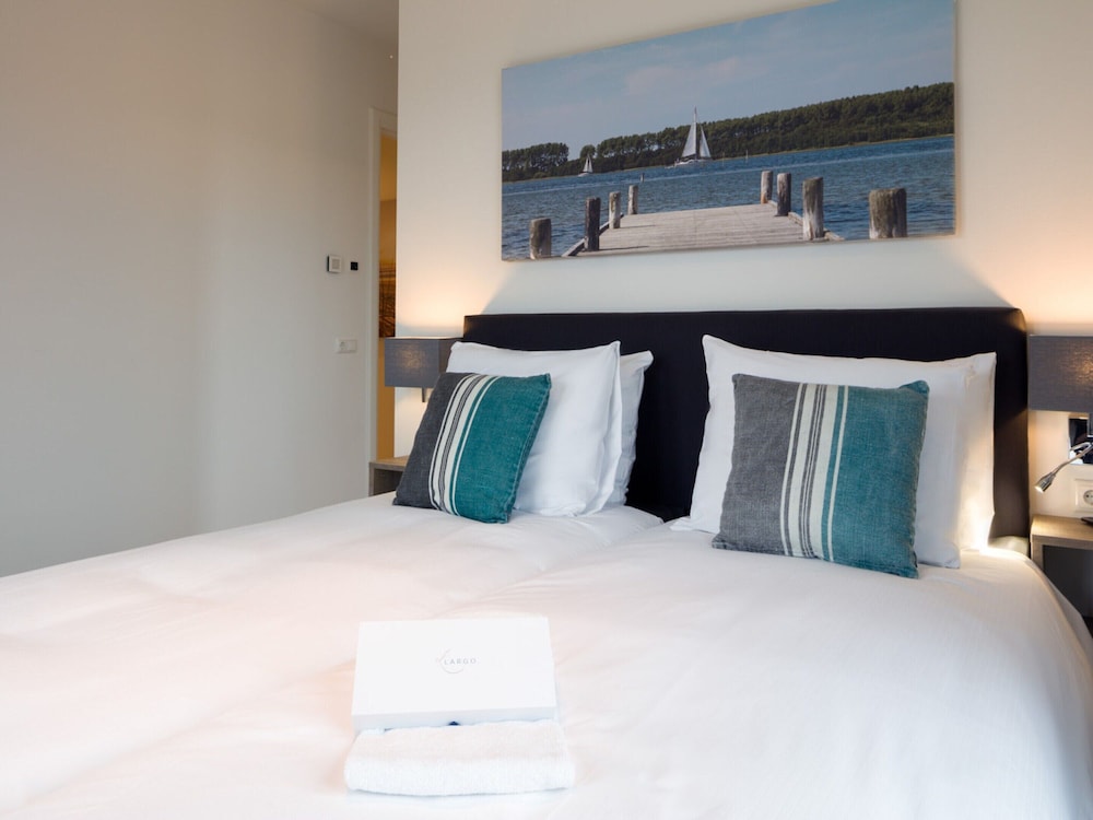 Modern Penthouse, 2 Bath Rooms Close to Lake Veere