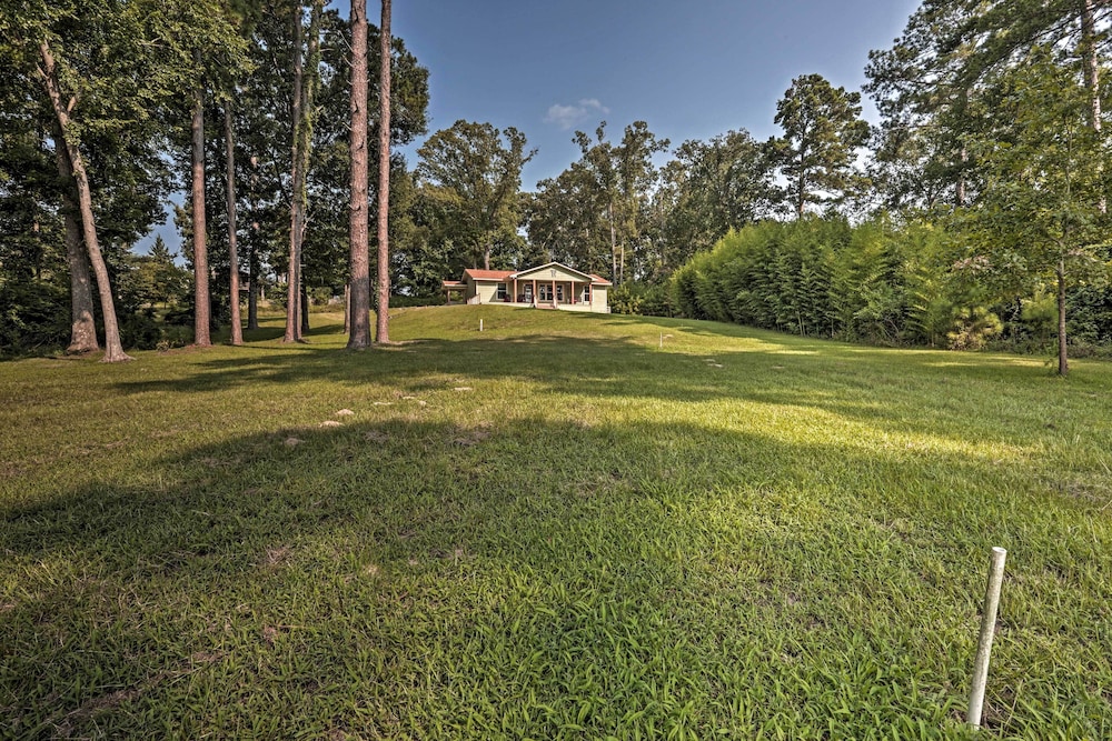 Relaxing Texas Getaway, 1 Mile to Boat Ramp! - Property Image 8