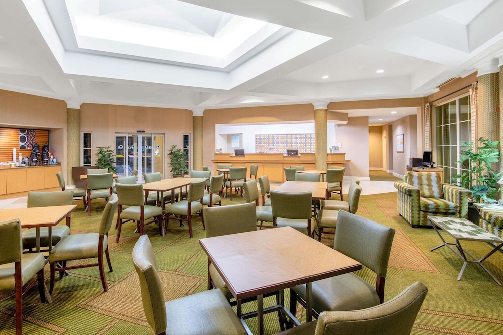 La Quinta Inn & Suites by Wyndham Sherman view 2