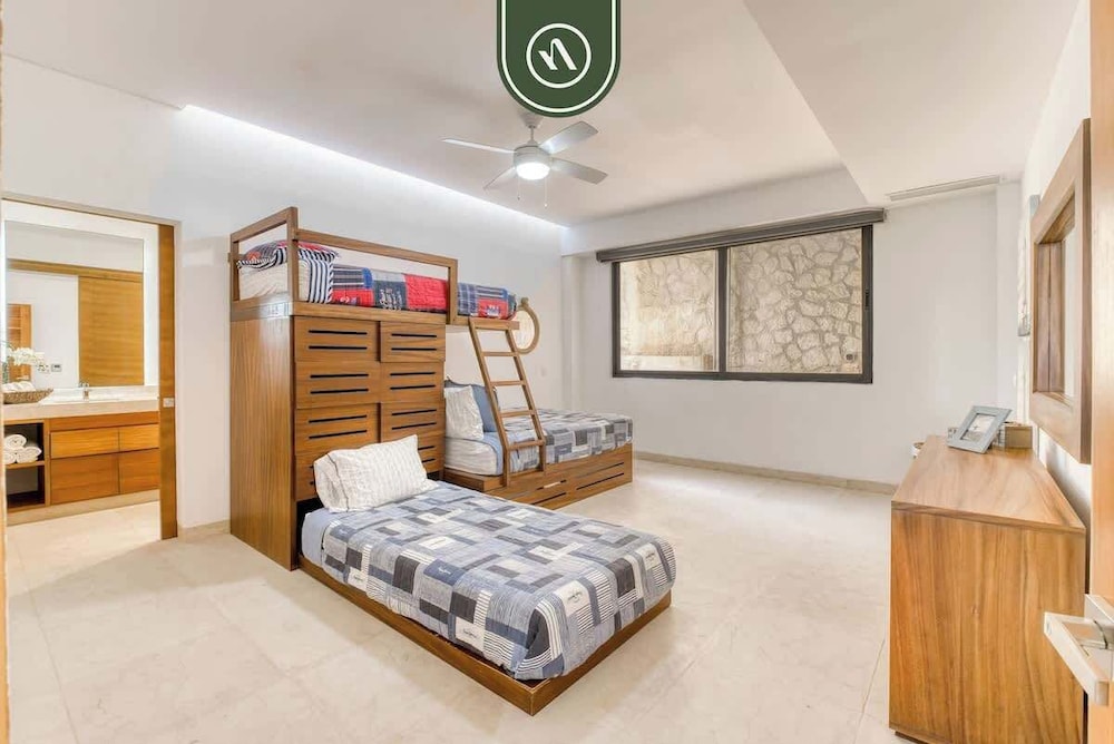 Luxury 4 BR Condo - Amazing Bay View - Pool