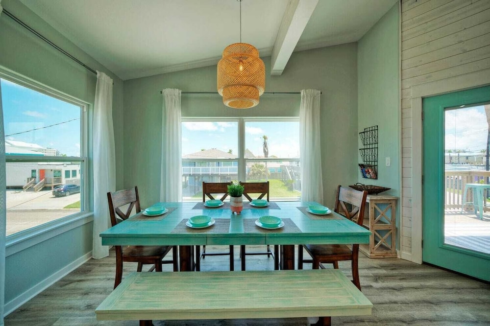 Sleeps 20 2 Modern Homes w/ Private Pool, Deck+patio 3-min Walk to the Beach