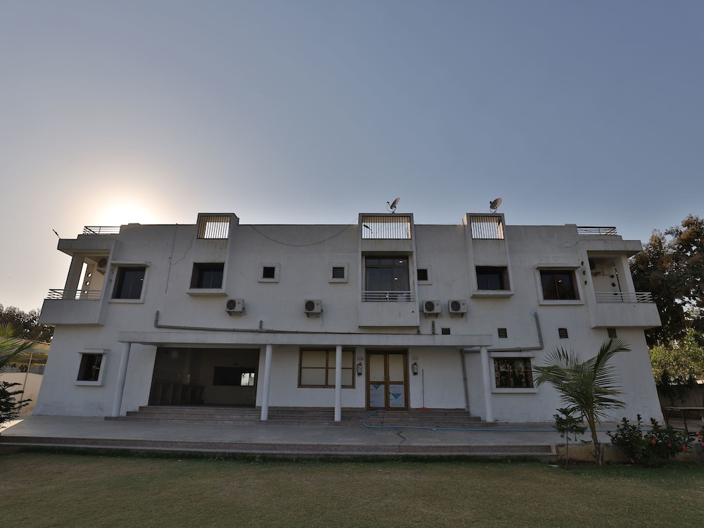 OYO 11750 Hotel Starz