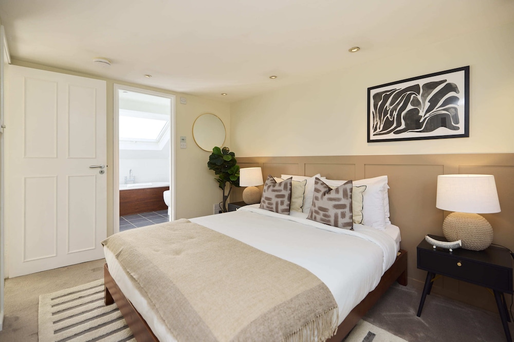 Chiswick Townhouse with Garden & Parking