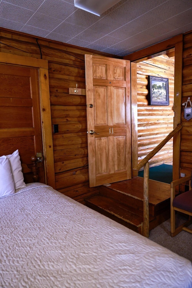 Twin Pines Lodge & Cabins view 2