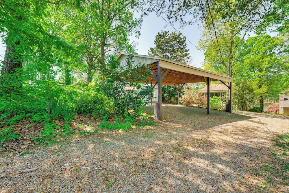 14 Mi to Childress Vineyards: Scenic Fall Retreat