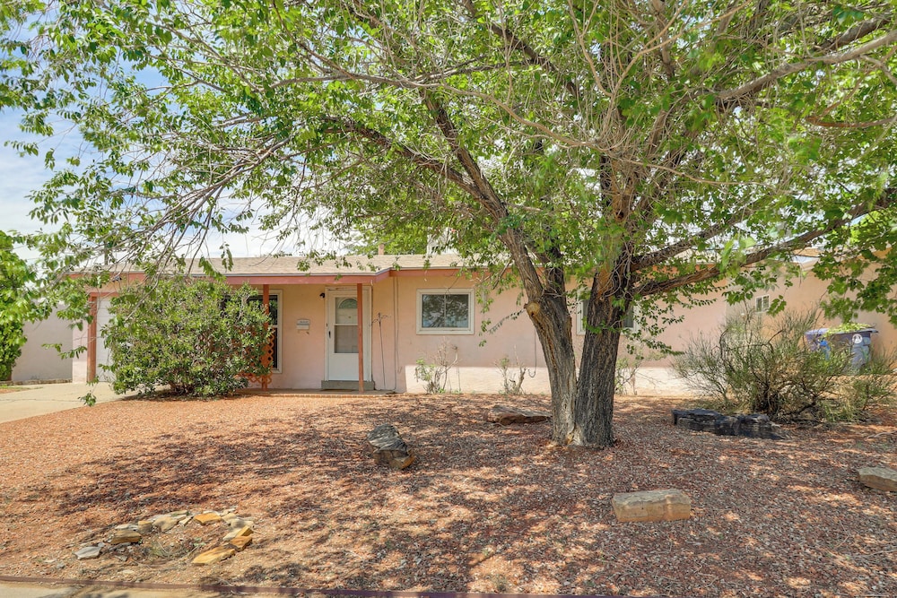Pets Welcome: Hot Tub Haven in Albuquerque!