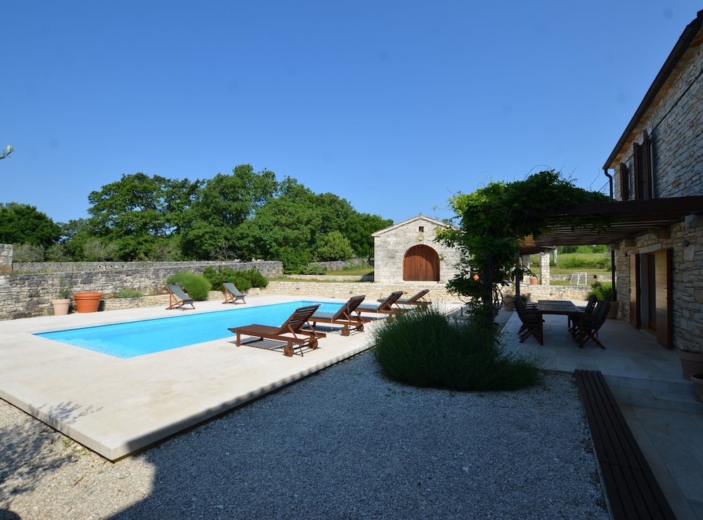 Majestic Rustical Kanfanar Villa With Pool