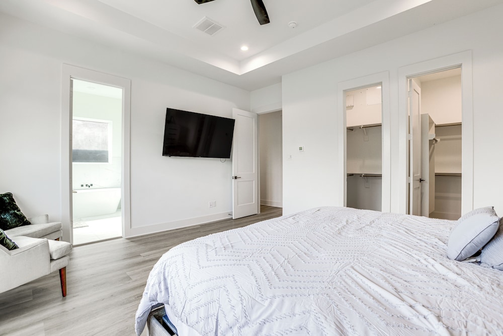 Townhome 2 Mi to Hermann Park, Zoo & Museums!