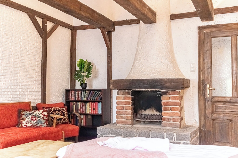 Charming 2BR Apt Near Meidling Station