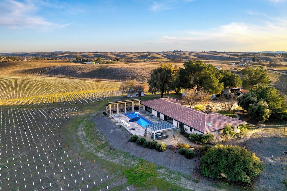 Private Pool, Firepit & Wine Room Near Top Paso Wineries Devi Ranch
