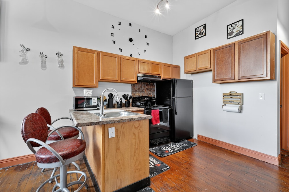 Beautiful 'rose Themed' Loft Near Downtown Detroit 1 Bedroom Apts