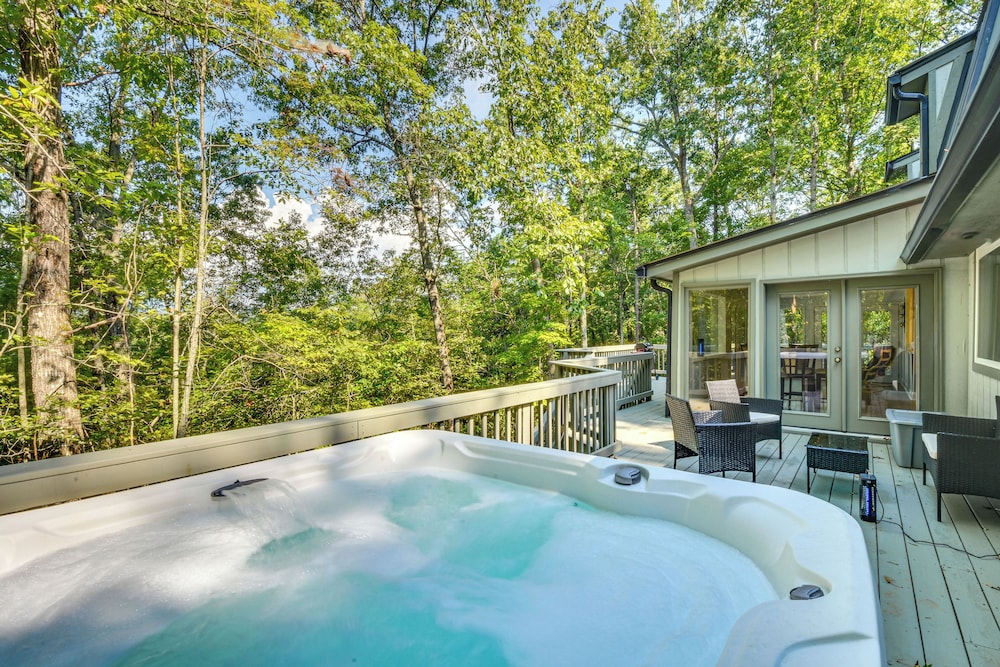 Woodsy Retreat w/ Deck & Views in Dahlonega!
