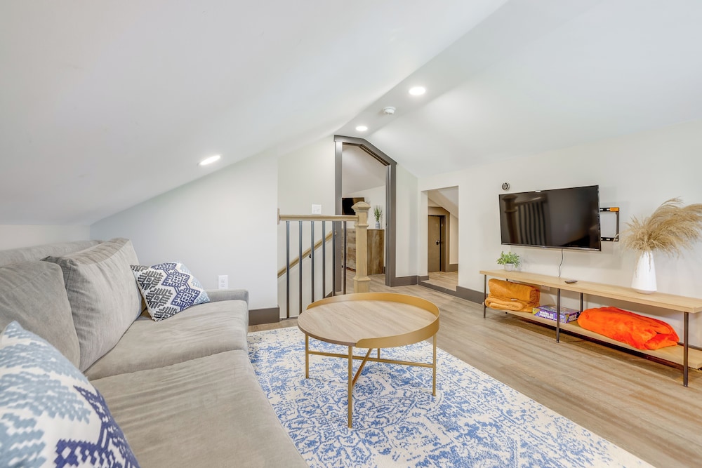 4 Mi to Liberty Bridge: Greenville Getaway w/ Deck