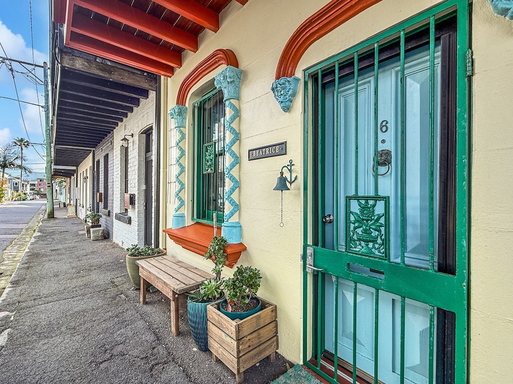 Charming Townhouse Steps From Newcastle Beach