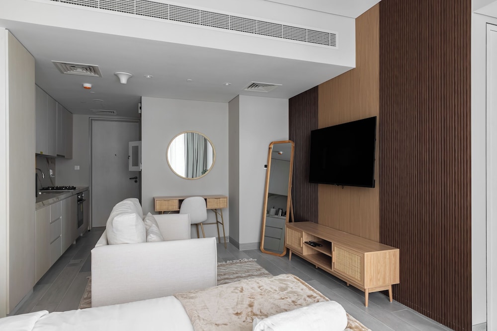SIMPLY COMFORT  Bright Apartments Steps from Marina Walk