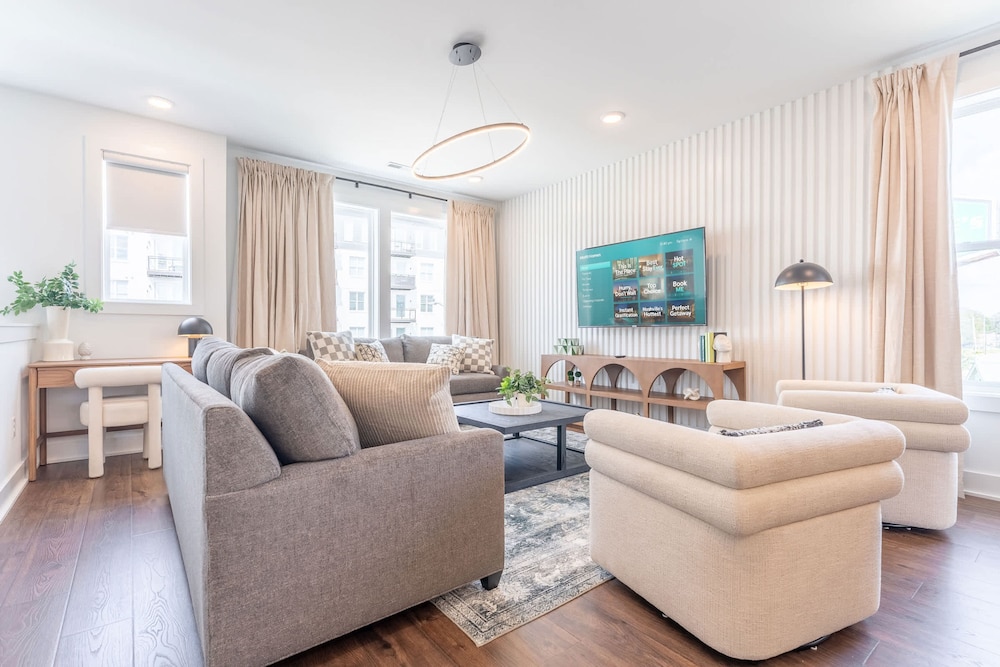 Luxe 4BR Retreat With Rooftop Fire Pit Garage