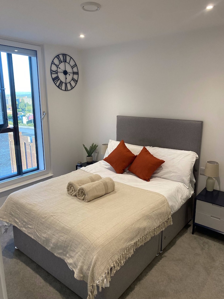 Lakeside - Central Apartment - Free Parking - Cinema Room