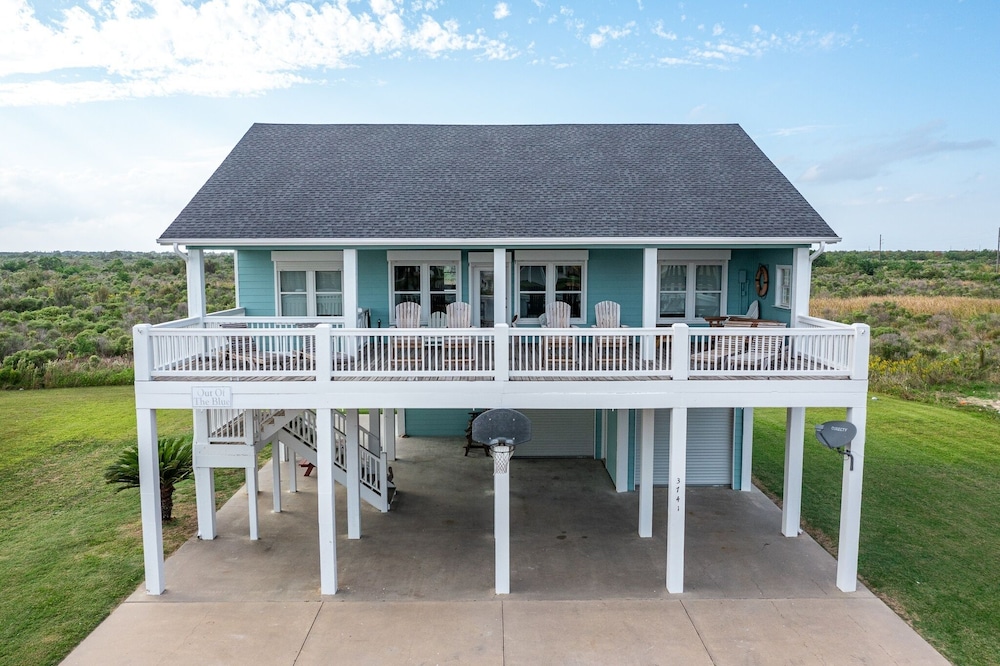 Out Of The Blue 5 Bedroom Home by RedAwning