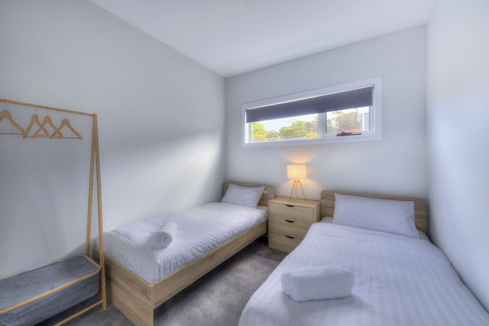 Archella 2 - Beautifully appointed, close to golf course & play ground view 3