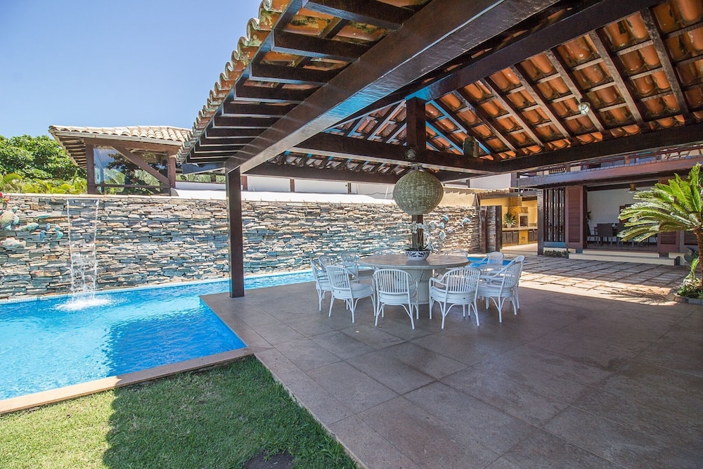 Casa com Cinco Quartos Pé na Areia