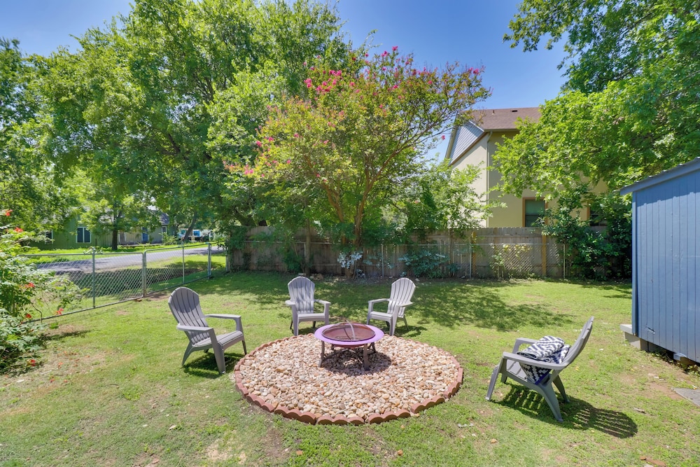 1 Mi to Dtwn + Fenced Yard: Georgetown Getaway!
