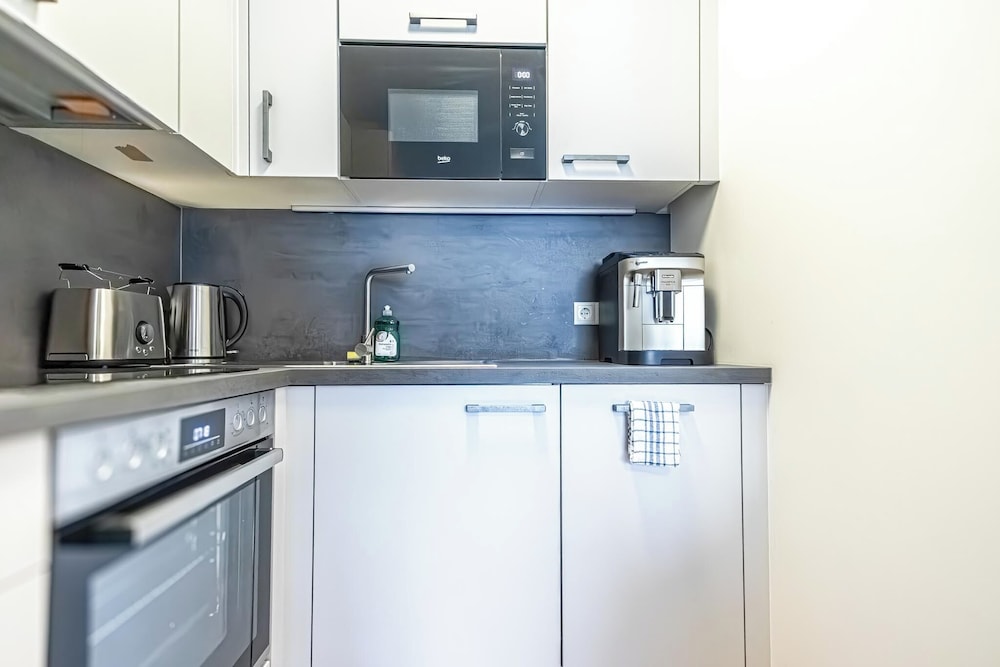 9 Min to City Center 1BR 1LR Balcony