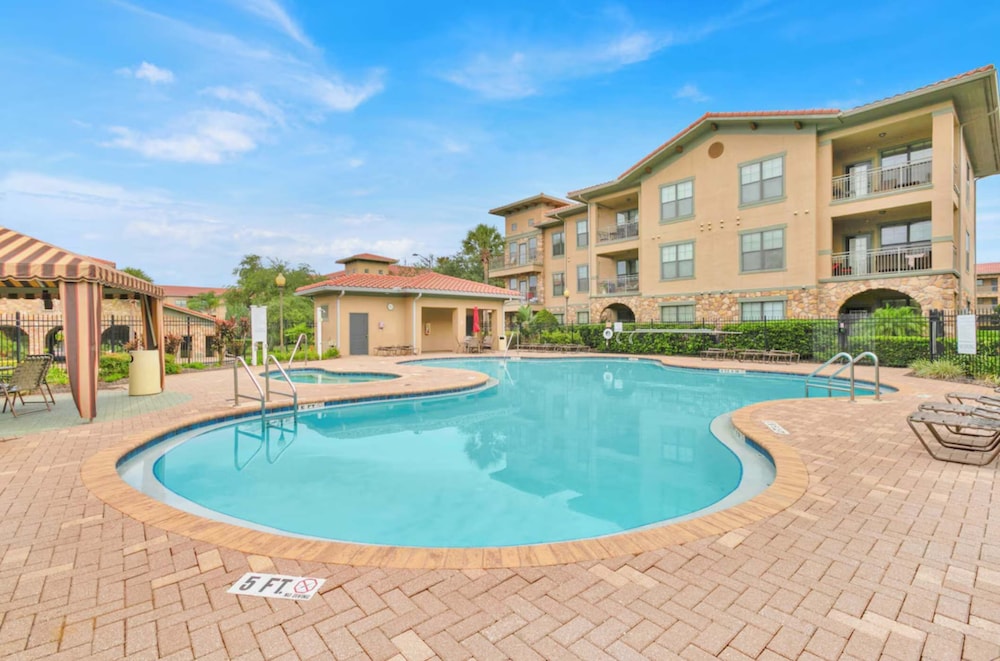 Tuscan Paradise At Bella Piazza