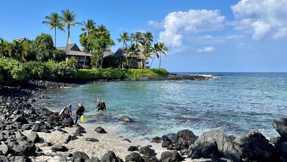 Sophisticated Oceanfront Retreat - Air-conditioned - Walk to Beach - Vrkcv