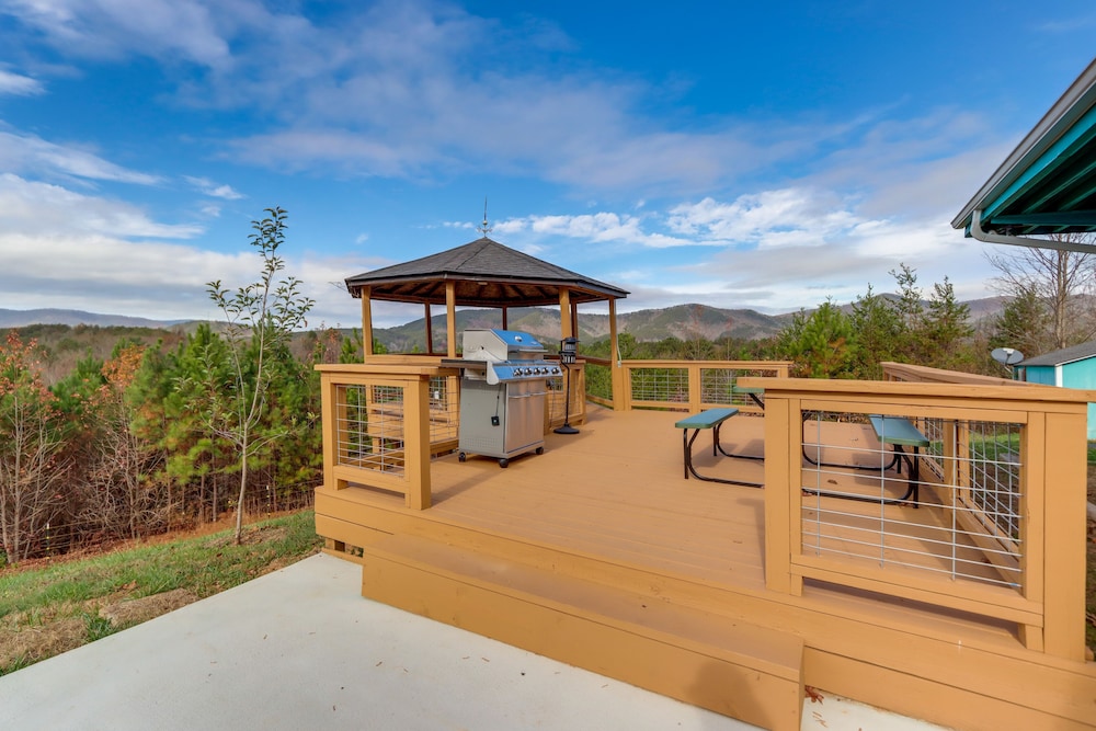 Private Saltwater Pool: Mtn-view Copperhill Home view 2