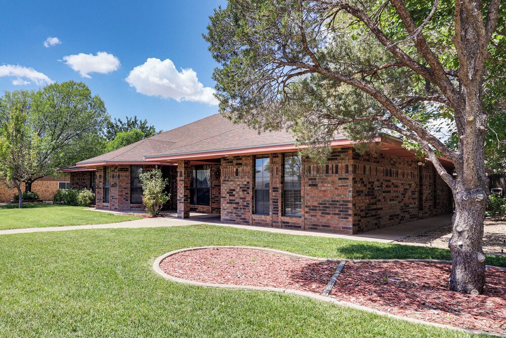 3 Mi to Downtown Roswell: Home w/ Patio + Yard