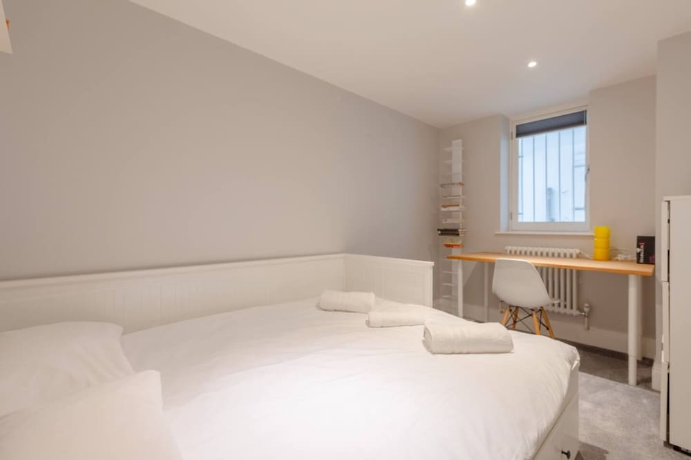 Chic & Spacious 2BD Flat -2 Mins to Baron's Court