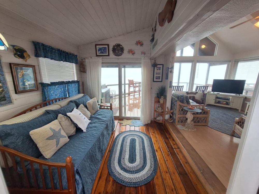 Luxurious Oceanfront Cabin 7 Getaway w Hot Tub