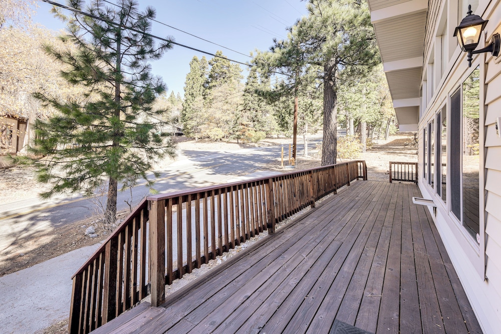 1 Mi to Skiing & Hiking: Big Bear Cabin