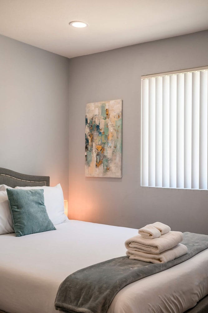 Chic Modern Stay w Patio Near LA Best Sights6