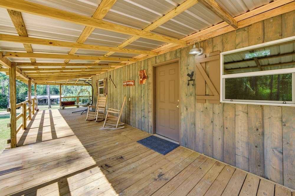 Lake Eufaula Access: Cozy Wood Cabin w/ Yard!