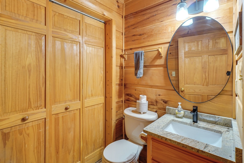 Hot Tub & Game Area: Rustic Cabin 5 Mi to Gsmnp