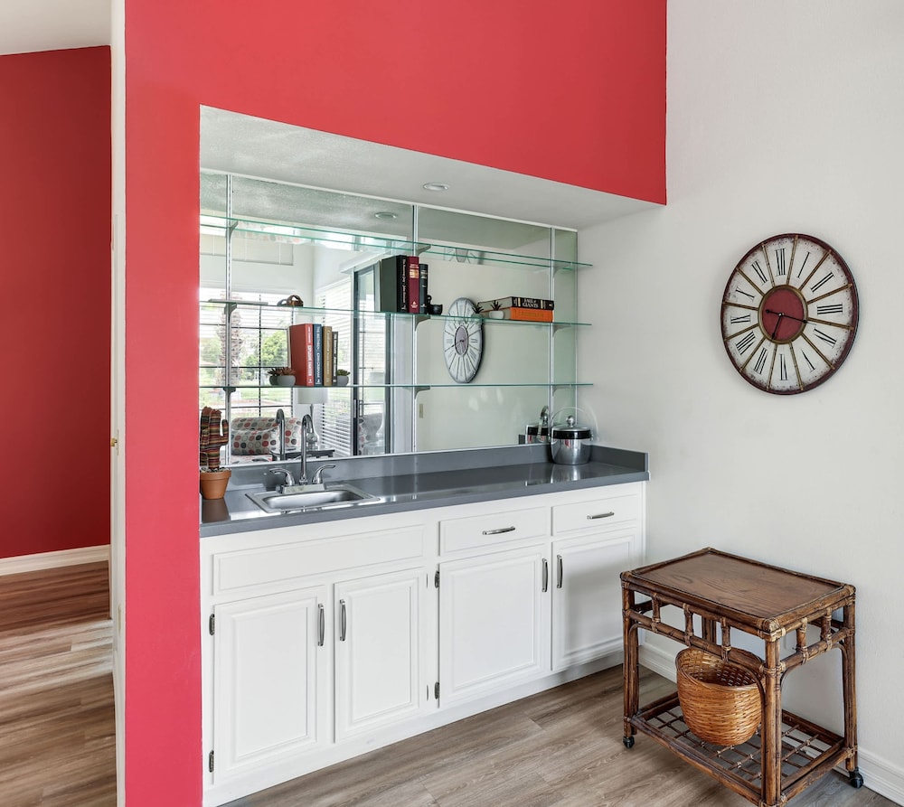 Spacious Single-story Condo With Golf Course Views