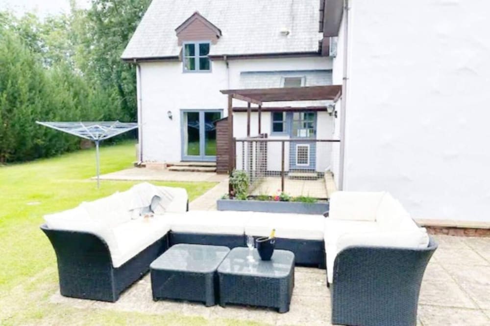 5-bed Home - Sleeps 12, Pool, Garden & Play Area