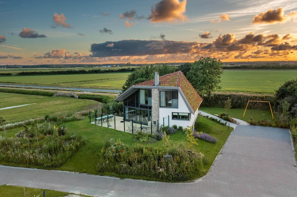 Modern, Luxurious and Sustainable Nature Villa