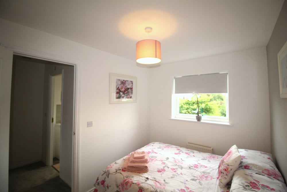 2 Bed House - Large Garden - Pet Friendly view 5