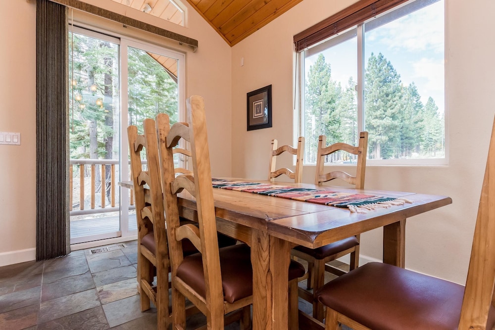 Mammoth Gateway Village 11