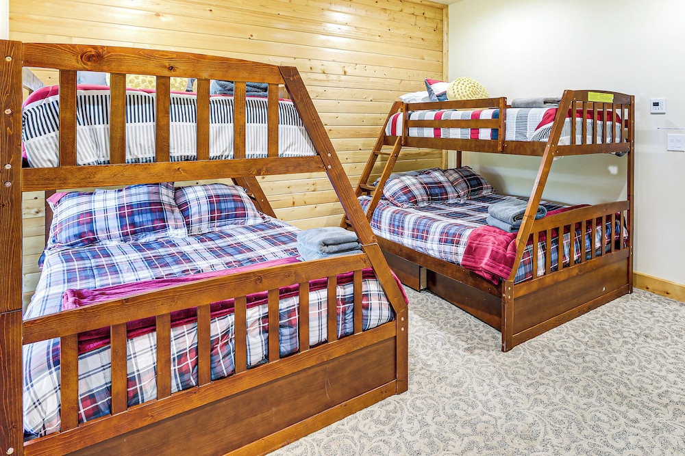 Hot Tub + Game Room: Mtn-view Retreat in Big Bear!