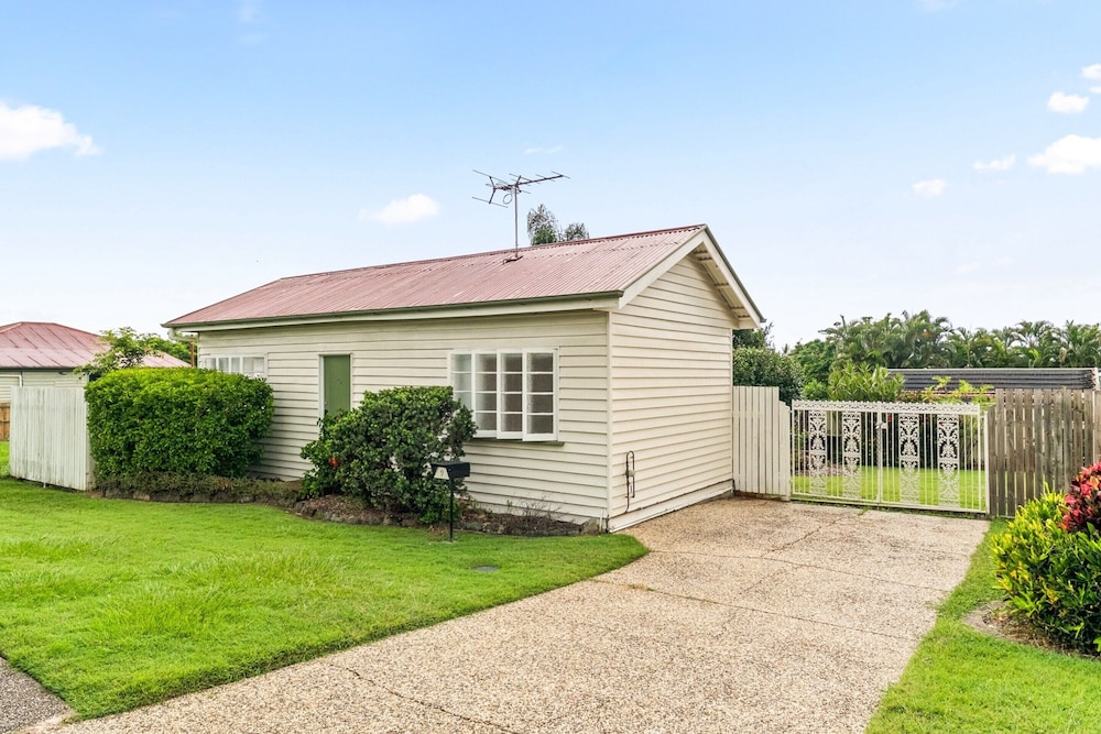 Charming 1-bed Cottage With Garden Retreat