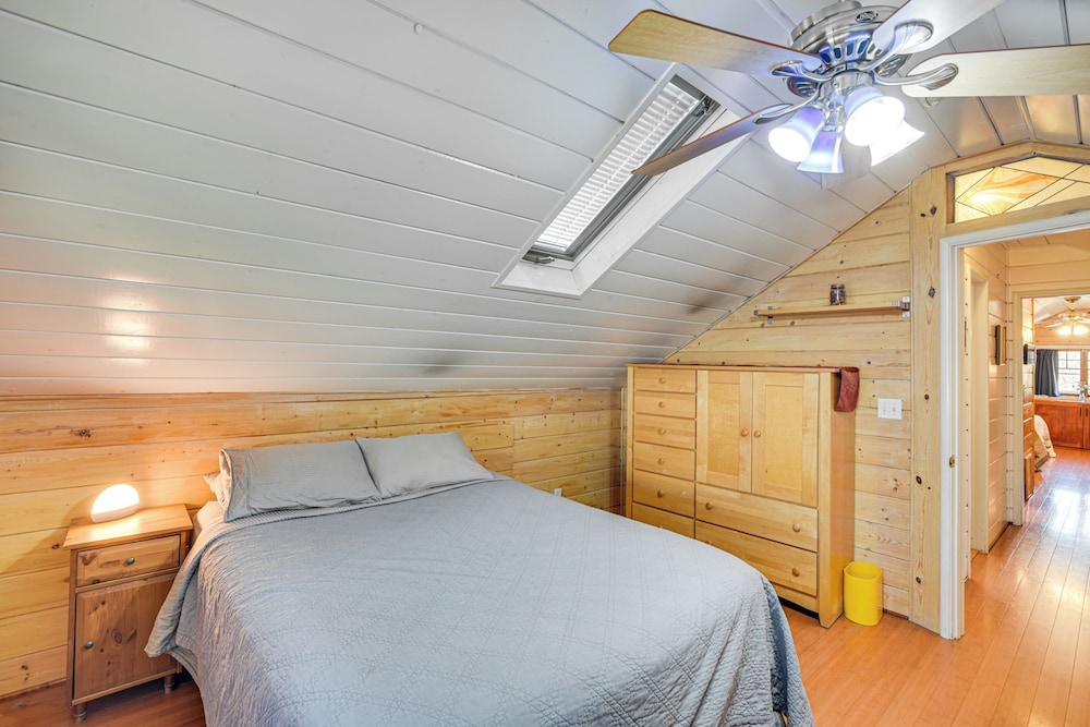 6 Blocks to Sjsu: Cozy Bungalow w/ Deck & Koi Pond