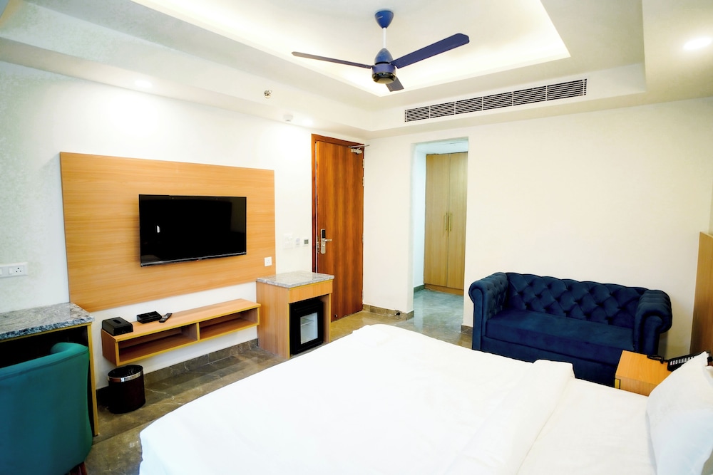 Royal Raven Hotel And Banquet