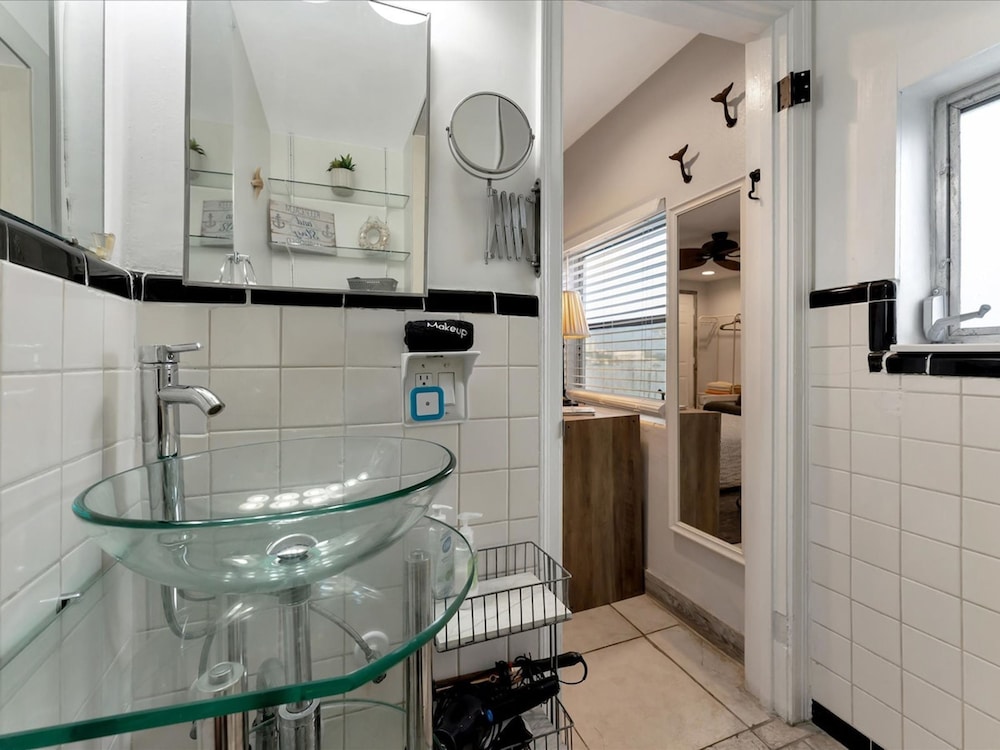 Beach 2 Blocks Away Heated Pool Waterview Suite