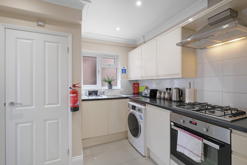 Stylish 4 Bedroom Home in Brightside Ave
