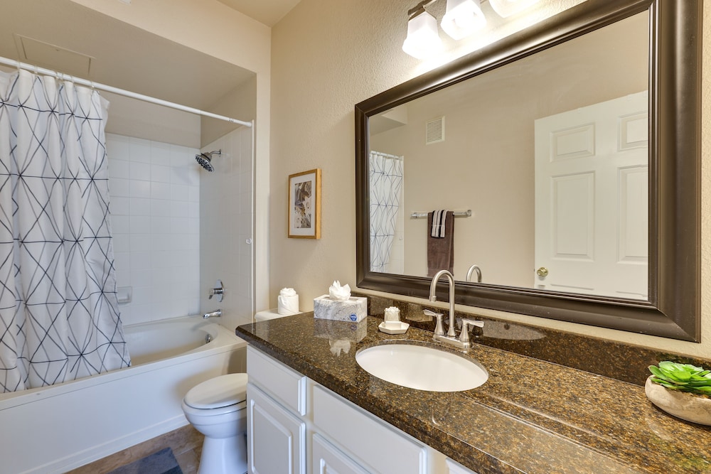 Walk to Papago Park: Central Phoenix Condo
