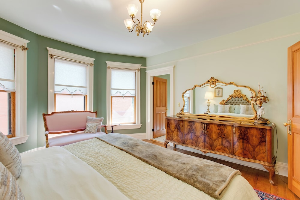 Victorian-style Cheesman Park Apt - 2 Mi to Dtwn