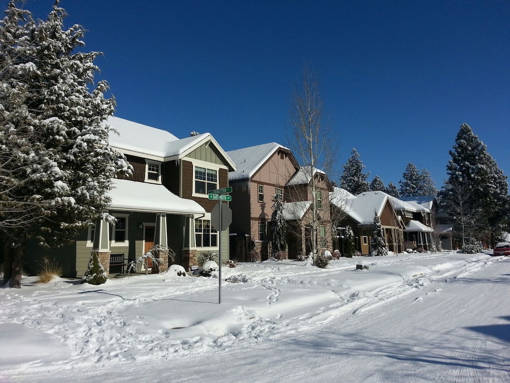 Aspen Ridge 3 Bedroom Home by RedAwning view 3